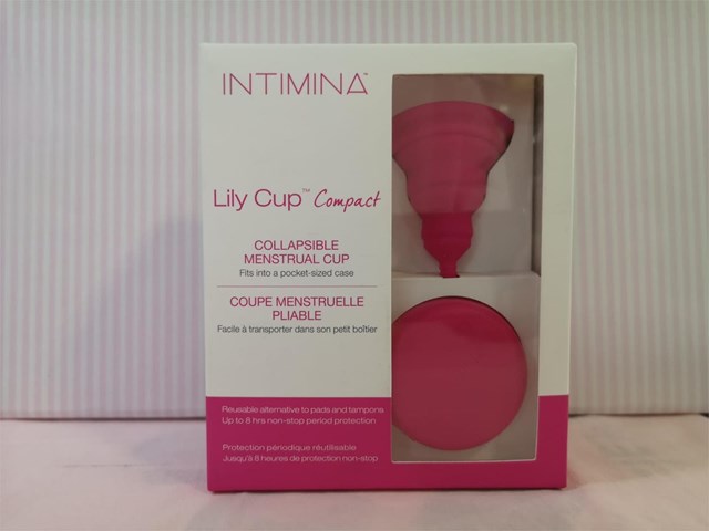 Copa menstrual INTIMINA LILY CUP COMPACT plegable con accesorio para transporte y esterilización