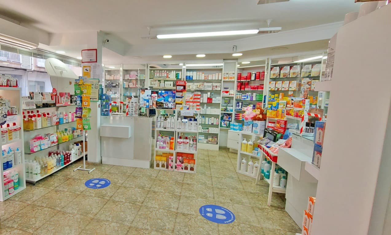 Farmacéuticos de Boiro resolviendo dudas de un cliente