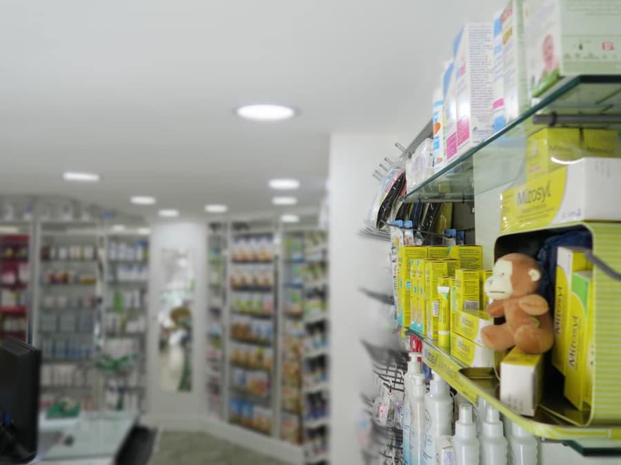 Medicamentos de veterinaria en farmacia de Boiro
